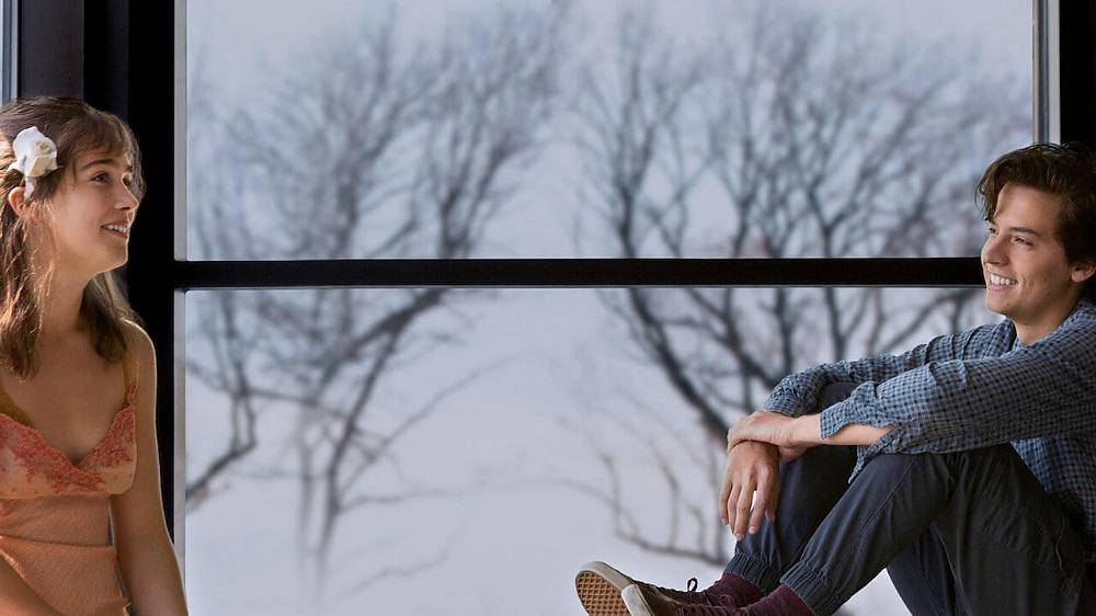 Tři kroky od sebe (2019), Stella Grant je obyčejná sedmnáctiletá holka. Jenže na rozdíl od většiny teenagerů tráví spoustu času v nemocnici jako pacient s cystickou fibrózou. Její život je plný rutin, hranic a sebeovládání. Projde těžkou zkouškou, když se setká s Willem Newmanem. Pacient, jenž trpí stejným onemocněním jako ona. Will a Stella od sebe musí udržovat bezpečnou vzdálenost. Jak se jejich přátelství zintenzivňuje, pokouší se vymanit z pravidel, která mají oba dva jasně daná.
