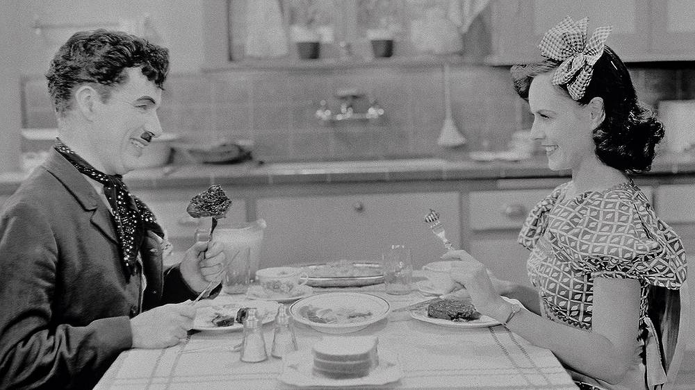Moderní doba (1936), Charles Chaplin a jeho souboj se stroji v éře, která není příliš nakloněna lidem. Společenská satira natáčená ještě v konvencích pantomimy němého období. Protest proti nehumánním aspektům technické civilizace a automatizace lidského života. Film je vybudovaný jako mozaika epizod, každá z nich má vlastní výstavbu gagů, geniálně se v ní uplatňuje smysl pro humor ironii i sarkasmus.