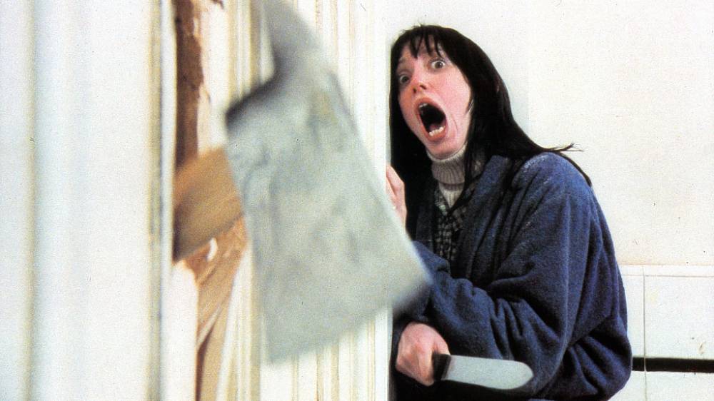 Osvícení (1980), Spisovatel Jack Torrance hledá klidné místo pro psaní svého nového románu, a tak přijímá nabídku dělat správce odlehlého horského hotelu. Při úvodním pohovoru se dozvídá mimo jiné hrůznou historku o svém předchůdci, který zešílel ze samoty a odloučení a zavraždil svou ženu a dvě dcery... po příjezdu Jack ubytuje svou rodinu a začíná psát knihu. Brzy však zjišťuje, že samota uprostřed hor je tísnivá a také on začíná přicházet o rozum.