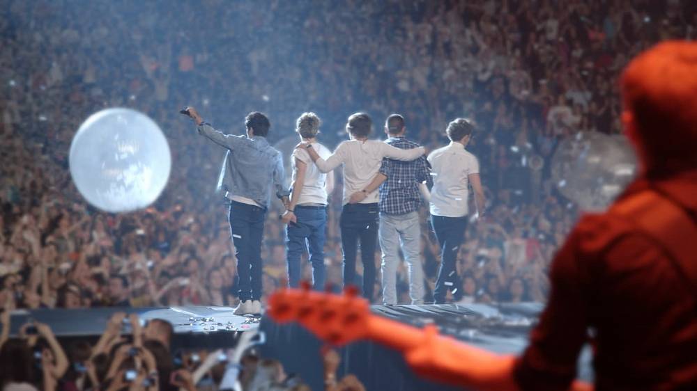 One Direction: This Is Us (2013), Hudební 3D film o momentálně nejslavnější chlapecké popové skupině One Direction natočil Morgan Spurlock, tvůrce kultovního dokumentu Super Size Me. Fanoušky a hlavně fanynky této britské kapely čekají strhující záběry z koncertních pódií i ze zákulisí velkolepých show. Chybět nebude ani komorní pohled do soukromí pětice sympatických mladíků. Skupina One Direction v roce 2010 patřila mezi favority britské talentové soutěže X Factor, do které se mladíci přihlásili individuálně a ž v jejím průběhu vytvořili skupinu. Dnes patří pětice Niall, Zayn, Liam, Harry a Louis mezi největší hvězdy mezinárodní hudební scény, prodali na 30 miliónů desek a jejich zatím poslední album „Take Me Home" se umístilo na první příčce hitparád ve 37 zemích.