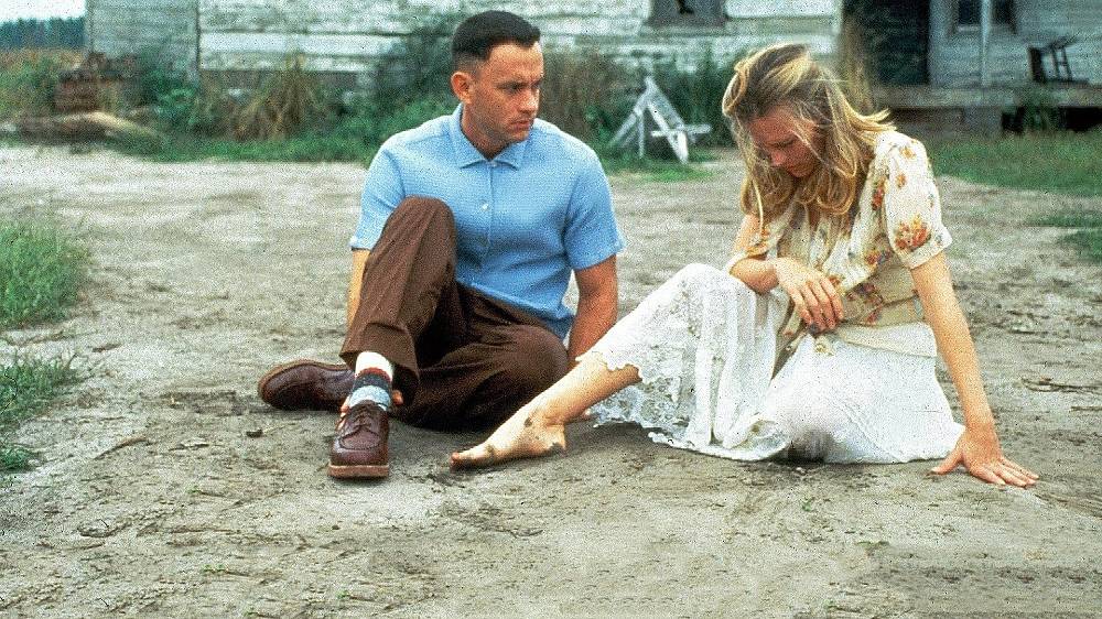 Forrest Gump (1994), Forrest Gump je prosťáček, který od dětství dělal, co se mu řeklo. Do života si tak odnesl několik ponaučení své maminky a osvědčené pravidlo, jež se mu hodí mnohokrát v nejrůznějších situacích: „Když se dostaneš do problémů, utíkej.“ Forrest proutíká školou, jako hráč amerického fotbalu i univerzitou, potom peklem vietnamské války a zoufalstvím nad matčinou smrtí. Vždycky je totiž někdo nebo něco, co po něm skutečně či obrazně „hází kameny“. Nakonec však Forrest poznává, že jsou i jiná řešení situací než útěk. Svůj život spojuje s kamarádkou ze školy Jenny, která pro něj zůstane provždycky jedinou láskou, s přítelem z vojny, černochem Bubbou, který dá směr jeho úvahám o lovu krevet, a s poručíkem Taylorem, jemuž ve Vietnamu zachrání život. Snímek je doslova prošpikován nejrůznějšími kulturními i společenskými odkazy, viděnými ovšem bizarně naivním pohledem hlavního hrdiny, úzce soustředěným na několik hlavních nehodnotících hledisek.