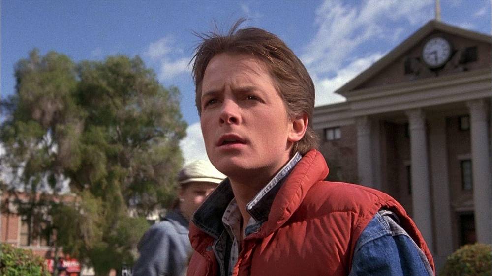 Návrat do budoucnosti (1985), O tom, jak se stát strůjcem svého štěstí, vypráví jeden z nejlepších a nejoriginálnějších sci-fi filmů v historii. Profesor Emmett Brown sestrojil stroj na cestování časem a student Marty McFly s jeho pomocí odcestuje do minulosti. Ale není to jen tak ledajaký stroj času, je to supersportovní auto, které při dosažení rychlosti 140 kilometrů v hodině, díky menšímu plutoniovému zlepšováku, zmizí v nenávratnu a objeví se, v jakém čase chcete. Právě špatnou volbou času se ale Marty ocitne v jiné době, než chtěl, a bude mít hodně práce dát vše do pořádku…