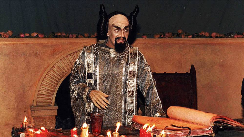 Hra o slitování (2000), Snímek vypráví o dobrodružstvích dvou chudých, ale velmi důvtipných přátel Joãa a Chica, kteří žijí na brazilském maloměstě. Ačkoli dostanou práci v místním pekařství, v boji o každodenní chléb podvádějí své spoluobčany až do okamžiku, kdy do města vtrhnou obávaní bandité, kteří zabijí nejen pekaře a jeho ženu. Tím ovšem dobrodružství hrdinů nekončí, ale začíná… Film, inspirovaný starými původem španělskými pikareskními romány, se stal v Brazílii rekordním kasovním trhákem.