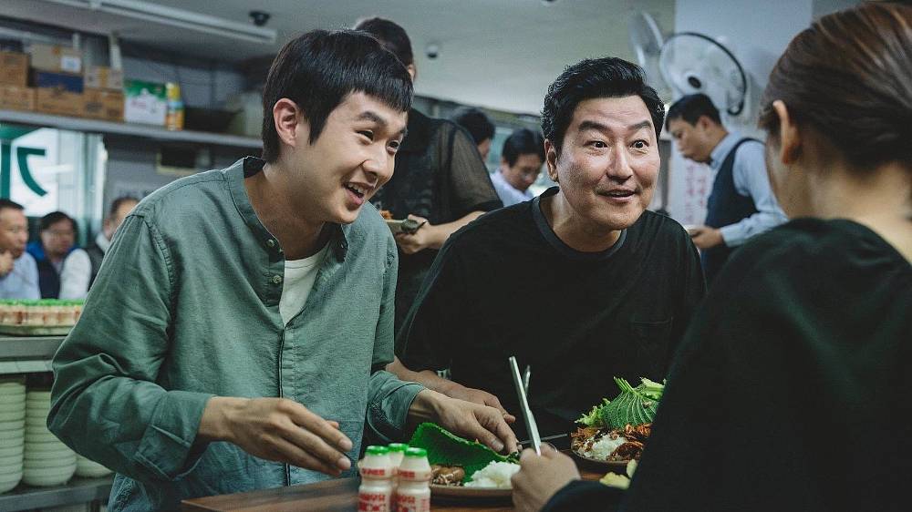 Parazit (2019), Čtyřčlenná chudá rodina Kimových žije v malém, omšelém bytě a potýká se s nedostatkem financí. Když syn Ki-Woo díky doporučení kamaráda začne docházet do luxusní vily bohaté rodiny Parkových doučovat jejich dceru, postupně se v jeho hlavě zrodí smělý plán…
