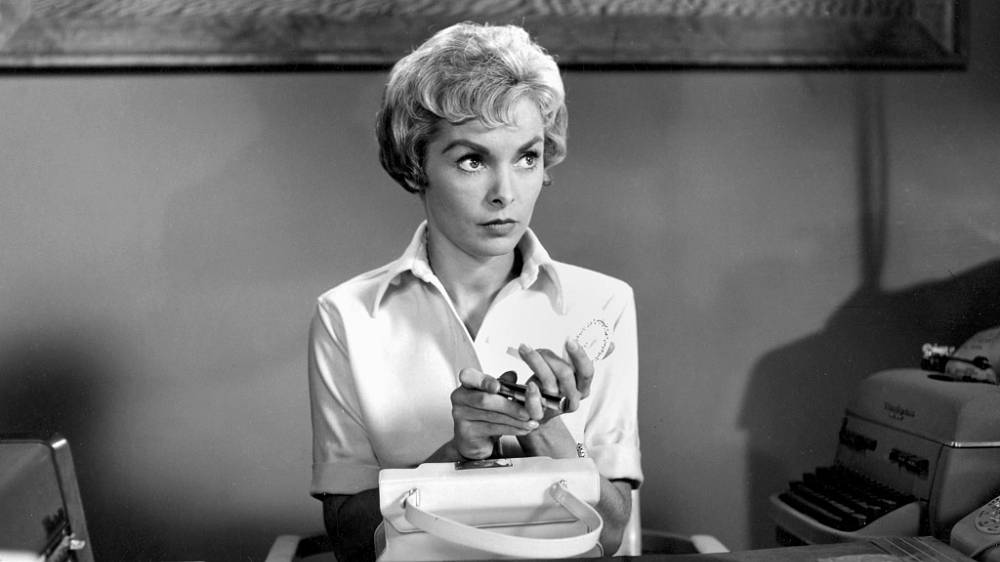 Psycho (1960), Anthony Perkins jako duševně nemocný Norman Bates. Jeho starý ponurý dům slouží jako příležitostný motel a rozhodně není místem klidného odpočinku. O tom se přesvědčí i Marion Craneová (Janet Leigh). Soukromý detektiv (Martin Balsam) a Marionina sestra (Vera Miles) se vydávají po stopách zmizelé mladé Marion. Smrtelné napětí stoupá, až nakonec vyústí ve strašný a nevyhnutelný závěr.