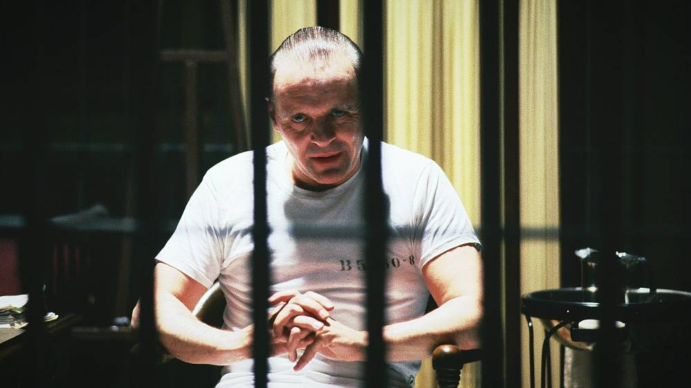 Mlčení jehňátek (1991), Clarice Starlingová, nadaná studentka akademie FBI, je přidělena agentu Crawfordovi vyšetřujícímu případ masového vraha Buffalo Billa, který své oběti stahuje z kůže. Clarice navštíví v baltimorské vězeňské nemocnici bývalého vynikajícího psychiatra Hannibala Lectera, odsouzeného na doživotí za sérii brutálních vražd a kanibalismus, který by o vrahovi mohl něco vědět. Odsouzený psychiatr Clarice zároveň děsí a fascinuje. Když je masovým vrahem unesena dcera senátorky Martinové, nabídne Clarice Lecterovi přijatelnější vězeňské podmínky výměnou za informaci, vedoucí k dopadení Buffalo Billa.