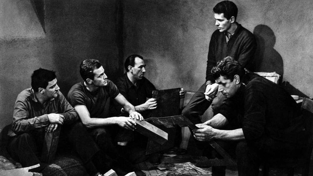 Le Trou (1960), Čtyři vězni spřádají plán, jak se doslova vyhrabat z vězení, když je do jejich cely přemístěn další vězeň Claude Gaspard. Risknou to a podělí se s nově příchozím o svůj plán. Během tří dnů vězni a jejich přátelé prorazí betonovou podlahu pomocí sloupku od postele a začnou se prodírat kanalizačním systémem - jejich útěk však není vůbec jistý.