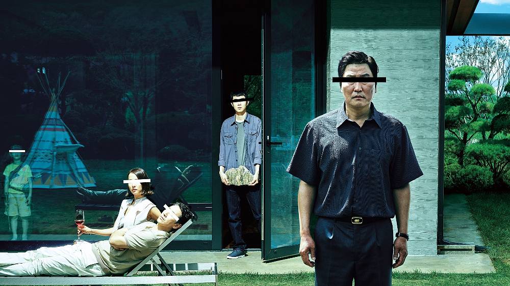 Parazit (2019), Čtyřčlenná chudá rodina Kimových žije v malém, omšelém bytě a potýká se s nedostatkem financí. Když syn Ki-Woo díky doporučení kamaráda začne docházet do luxusní vily bohaté rodiny Parkových doučovat jejich dceru, postupně se v jeho hlavě zrodí smělý plán…