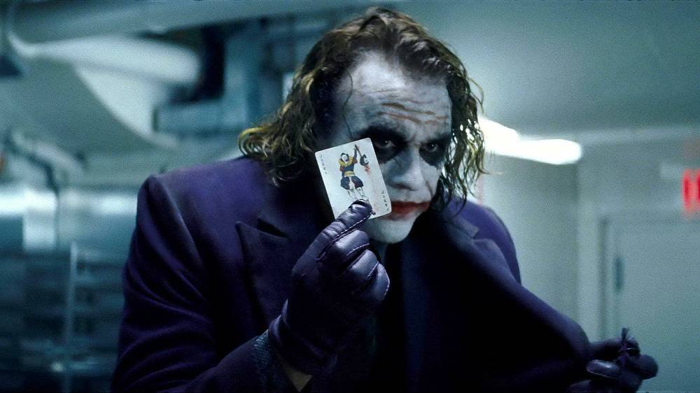 Temný rytíř (2008), S pomocí poručíka Jima Gordona a návladního Harveyho Denta Batman vyráží do ulic Gothamu, aby vymýtil organizovaný zločin jednou provždy. Vzniklý triumvirát je velmi efektivní. Ale brzy se všichni stanou lovnou zvěří v šílené hře zločineckého génia, známého jako Joker, který rozpoutá v Gothamu skutečnou anarchii a dotlačí Batmana blízko k překročení tenké hranice mezi hrdinou a zloduchem.