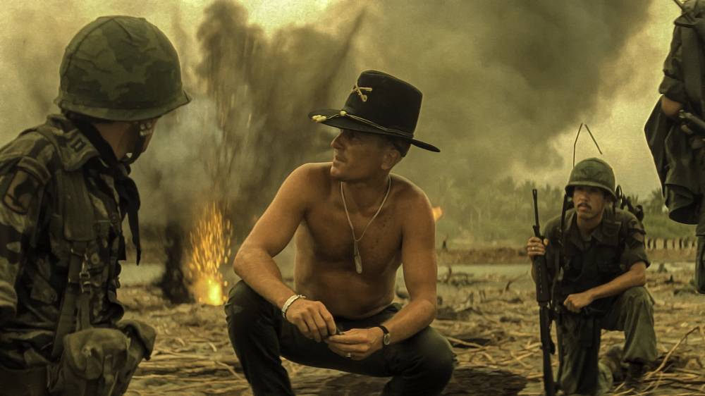 Apokalypsa (1979), Kapitán Willard si během služby ve Vietnamu získal pověst vynikajícího vojáka. Je pověřen důležitou misí: musí v džungli najít a zlikvidovat amerického plukovníka Waltera E. Kurtze, který dezertoval a vede v čele oddaných domorodců soukromou válku proti Vietnamcům i proti Američanům. Cestou proti proudu Mekongu na hlídkovém člunu Willard se svými muži poznávají nejpodivnější a nejrůznější aspekty válečného pekla. Willard, obklopený zmarem a zneklidněný zprávami o Kurtzově počínání, má dost času na přemýšlení o sobě i o člověku, v němž válka obnažuje jeho sklon k ničení a zlu. Prožité peklo, objevení Kurtzovy říše zla a rozhovory s šíleným plukovníkem, který před Willardem rozvíjí své filozofické vize lidstva a války – to všechno způsobí, že pro kapitána je rozhodování o Kurtzově zabití něčím víc, než jen prostým vykonáním rozkazu…