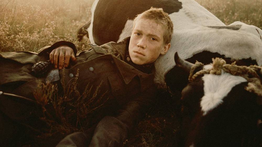 Jdi a dívej se (1985), Čtrnáctiletý Fljora je v létě 1943 naivním běloruským chlapcem, odhodlaným zapojit se do partyzánského odboje. Na konci příběhu je lidskou troskou, z jejíž tváře navždy zmizely stopy dětské nevinnosti. Fljorův osud plný utrpení, ve kterém nechybí místo ani pro první erotické okouzlení a tragikomické okamžiky, prožila většina z těch, kteří dospívali za druhé světové války. Němci tehdy v Bělorusku realizovali projekt "spálené země", v němž lehlo popelem na šest set vesnic. O těchto událostech vypráví ve svých novelách Ales Adamovič, který se rovněž podílel na scénáři filmu, opatřeného názvem Zabijte Hitlera. Do výroby však šel snímek pod titulem, jenž tvoří refrén v biblické Apokalypse.