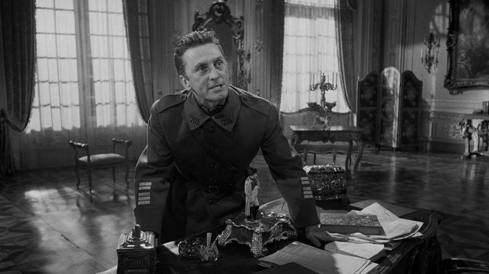Stezky slávy (1957), Film Stanleyho Kubricka byl natočen podle stejnojmenné knihy Humphreyho Cobba, která se zakládá na skutečných událostech. Natáčelo se v Německu, především v okolí Mnichova. Film se vcelku pochopitelně nesetkal s kladnou odezvou ve Francii, kde vedlo zobrazení nelidských a pokryteckých generálů k tomu, že byl na dlouhá léta zakázán.