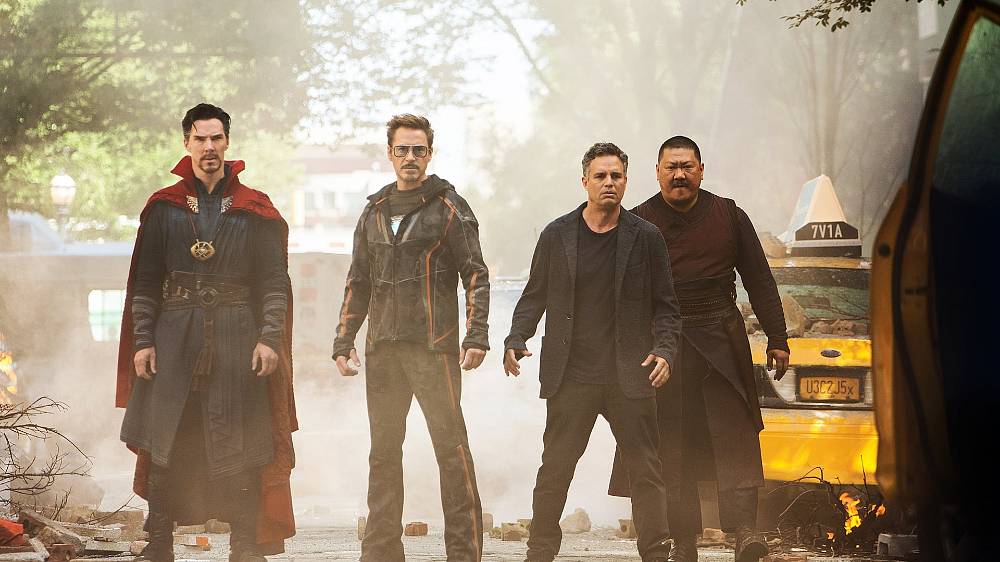 Avengers: Infinity War (2018), Snímek Avengers: Infinity War završuje neuvěřitelnou desetiletou cestu filmovým světem studia Marvel a přináší na stříbrná plátna nejsmrtonosnější a nejultimátnější válku všech dob. Avengers a jejich superhrdinští spojenci musí riskovat úplně vše a pokusit se porazit mocného Thanose dřív, než jeho bleskový útok, provázený ničením a zkázou, zničí vesmír jednou provždy.