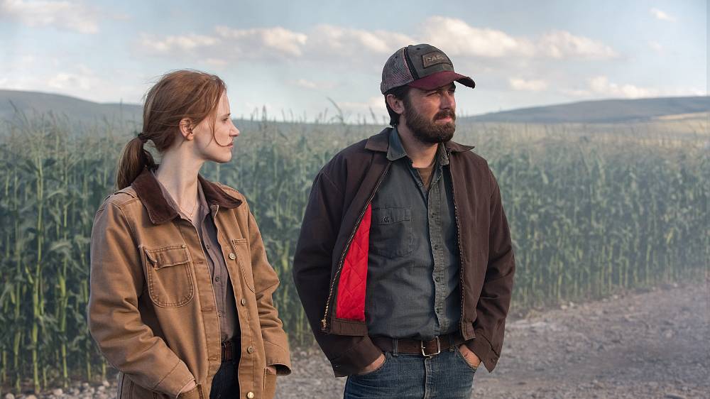 Interstellar (2014), Lidstvo trpí potravinovou krizí a stále se horšícími životními podmínkami, hraničící s katastrofou. Týmu vědců se podařilo objevit červí díru – jakýsi tunel časoprostorem – která by mohla umožnit cestování na nepředstavitelné vzdálenosti. Ve snaze najít mimo naši sluneční soustavu potenciálně obyvatelné planety, nový domov, je zahájena mise Lazarus. Loď je již postavena a Cooper je jediný, kdo s ní dokáže létat. Ale s pilotováním lodi na misi, která má zachránit budoucnost jeho dětí, se pojí i riziko, že je už nikdy neuvidí…