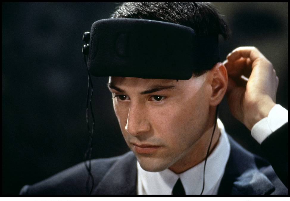 Johnny Mnemonic: Kultovní kyberpunkový sci-fi film je natočený podle světoznámého spisovatele Williama Gibsona. Je rok 2021 a celý svět je propojený digitálními sítěmi. Polovina civilizace trpí onemocněním nervového systému a významná farmakologická korporace odmítá lék poskytnout jen tak. Johnny Mnemonic (Keanu Reeves) má však v hlavě implantovaný datový čip, se kterým dokáže virtuálně přenést ohromné množství dat a zachránit tak lidstvo před nebezpečím globální korporace. V patách jsou mu agenti Jakuzy, ale Johny je nejlepší z nejlepších. Začíná boj, ve kterém jde o vše (TriStar Pictures)