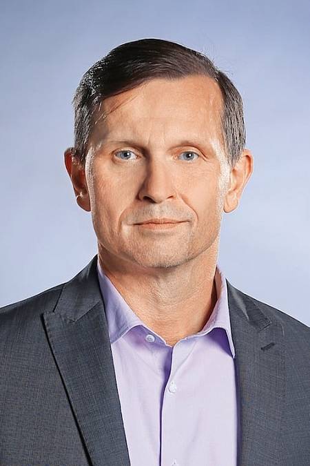 Premiér (2019), Sitcomový seriál Premiér je politická satira z prostředí vysoké politiky, který paroduje a vtipně zobrazuje jak se dělá politika, jak se chovají politici a jak kvete státní byrokracie. Fiktivní premiér na fiktivním Úřadu vlády řeší v úřadu strategické i běžné administrativní záležitosti nekompromisně a tvrdě, ale v soukromí se se stává jiným člověkem. Politické situace a řešené záležitosti jsou přizpůsobeny současnému politickému dění a aktuální problematice. Obsahem epizod jsou každodenní politické situace i diskuse o problémech a jejich nestandardní řešení. Vtipné dějové situace, rozhovory, spory a zápletky z prostředí Úřadu vlády i ze soukromí vychází ze skutečného současného politického dění a každodenních problémů politiků.