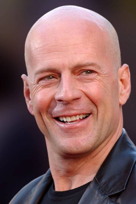 Bruce Willis, kulatá tvář, k tomu od mládí kouty ve vlasech a nakonec oholená hlava - to není zrovna ideální základ pro vstup do filmového světa plného dokonalých lidí, přesto si Bruce Willis získal své nezastupitelné místo mezi hollywoodskými idoly a drží si jej už přes dvacet let.

Bruce Willis, úspěšný v rolích akčních hrdinů, kteří neustále utrušují ironické poznámky, se díky svému herectví dokázal přesunout k rolím v psychologicky orientovaných thrillerech a dramatech. Image pohodového chlapíka a šprýmaře mu navíc umožňuje zavítat i do žánru komedie. S trochou představivosti se dá říct, že Bruce Willis je novější americkou verzí Jean-Paula Belmonda. Od kolegů typu Stevena Seagala a Sylvestera Stallonea jej totiž odlišuje nadhled jakoby nade vším. Jeho akční hrdinové nejsou jen chladnými zabijáky v dobré věci, ale jsou současně popichujícími sympaťáky s lidskými vlastnostmi, kteří se v bezvýchodné situaci smí rozbrečet (Smrtonosná past).

Říká se o něm, že se v lecčem podobá právě svým akčním hrdinům, on sám však tvrdí, že běhat po ulici s bouchačkou, hulákat a pálit na všechny strany ho moc nebaví. Nejlépe se cítí ve své roli otce tří dcer a při každé příležitosti to dává najevo. Na otázku, jak by strávil jeden den, v němž by si mohl dělat absolutně co chce, už léta pravidelně odpovídá, že by jej strávil se svými dětmi. Sám Bruce, kterému doma říkali Bruno, se narodil na vojenské základně Idar-Oberstein v Západním Německu, kde sloužil jeho americký otec David Willis a kde poznal budoucí Brucovu matku Marlen. Do americko-německé rodiny přibyl ještě syn Robert (před pár lety zemřel na rakovinu) a všichni se přestěhovali do New Jersey ve Spojených státech. Otec však s rodinou dlouho nepobyl a oba chlapci si při škole museli začít přivydělávat.

Bruce ještě před maturitou pracoval jako hlídač v chemičce, automechanik, řidič náklaďáku nebo u benzinové pumpy a po večerech hrával po barech na foukací harmoniku nebo byl leckdy sám barmanem, aby si mohl platit hodiny herectví. Pak se vydal do New Yorku, točil reklamy, bral úplně všechno a čekal na příležitost. Poprvé se ve filmu mihl v pětadvaceti (německá komedie Ein Guru kommt a thriller s Frankem Sinatrou První smrtelný hřích).

K třicátým narozeninám dostal roli v seriálu Měsíční svit, který z něj udělal miláčka (nejen) Ameriky. Tvůrci seriálu již měli smlouvu se Cybill Shepherd, která v té době měla za sebou kariéru Miss, modelky, zpěvačky i herečky, ale stále hledali toho pravého Davida Addisona. Bruce Willis dorazil na konkurz a aniž zaklepal nebo se představil, vpadl do místnosti se slovy: „dostane ten hastroš v úpadku tu studenou ochechuli nebo ne!?“ Producenti byli kupodivu nadšení tím, že bezejmenný herec pochopil, že úlohou Davida Addisona je s nadhledem řešit detektivní případy a mezitím vytáčet svou 180 cm vysokou kolegyni.

„Nemůžete vrátit minulost, ale nemusíte ji opakovat.“

Popularita mladému Willisovi zamotala hlavu natolik, že si vysloužil pověst hollywoodského bouřliváka, výtržníka, rváče a pijana, který střídá holky s každou další hospodou. Pak se ale oženil s Demi Moore (1987) a začalo se psát spíše o harmonickém hereckém páru, který vychovává tři dcery a jejich kariéry rostou. Bruce totiž dostal svoji téměř životní roli policajta Johna McClanea ve Smrtonsoné pasti, který musí zachránit rukojmí včetně své ženy ze zajetí německého teroristy Grubera (Alana Rickmana). Film se stal nezapomenutelnou klasikou svého žánru a brzy přibylo druhé a třetí pokračování. Willis se tak nominoval do kategorie skvělých chlapíků se zlatým srdcem pod tvrdou slupkou, kteří se stávají hrdiny, aniž by o to stáli. A hlavně - kteří u toho sypou jednu hlášku za druhou.