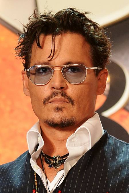 Johnny Depp: „Marnil jsem čas drogami a alkoholem a někdy to byl skoro zázrak, že jsem se ráno vůbec ještě probudil.“
 
Chtěl být rockovou hvězdou, prorazil v podivných filmech a je z něj uznávaný herec. Jeden z umělců své generace s nejvíce dobrodružnou a bohémskou minulostí. Má pěknou řadu nominací na Zlaté Globy, dvě oscarové za Hledání Země-Nezemě a Piráty z Karibiku: Prokletí černé perly, ale doma může oprašovat jedině čestného Césara od Francouzů z roku 1999. Ostatně o milovaném domově, jež našel ve Francii, se vyjadřuje sice diplomaticky, ale s nepředstíraným nadšením. „Není pravda, že nemám rád Ameriku. Jsem jen zklamaný násilím a hloupostí, které se tam bohužel stále více rozmáhají a kvůli svým dětem nechci, abychom tam natrvalo žili. Mnohem lépe se cítím v Evropě, kde jsem našel domov. Vždycky jsem miloval Francii a toužil tam žít. Myslel jsem, že časem tahle fascinace a romantické kouzlo vyprchá. Ale nestalo se to. Naopak mám stále víc důvodů ve Francii žít a vychutnat si její zvláštní kouzlo.“ No není s takovými výroky kouzelný? Faktem je, že Johnny Depp vždycky byl a stále je oblíbený zvláště u ženské části publika. Časopisem People byl vyhlášen nejvíce sexy mužem roku 2003.