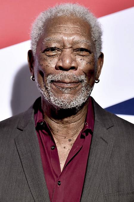 Morgan Freeman, uznávaná hollywoodská veličina je odedávna přitahována širým obzorem, létacími stroji a vesmírem. Doma si suší Oscara a touží po roli v bláznivé komedii.

Vysoký, postarší, černý herec s klidným výrazem a vyzrálým hlasem rozhodně nepatří k těm, kteří by zásobovali média svými výstřednostmi a aférami jakéhokoli druhu. Vyhledávaným hercem se stal až po čtyřicítce, skutečné slávy dosáhl po padesátce, takže téměř půlstoletí jeho života zůstává skryto. Vyjadřuje se jedině k filmovým problémům a dnes už si nikdo ani nedovoluje pokládat mu jiné otázky.

Narodil se v těžkých životních podmínkách v Mephisu, krátce před tím než propukla druhá světová válka. V mládí se potýkal s alkoholem, na němž skončilo jeho první manželství, ačkoli se poprvé oženil až ve třiceti. Podruhé mu už bylo skoro padesát a toto manželství trvá dodnes. Má dva syny, dvě dcery, desítku vnoučat a přebírá ceny za celoživotní přínosy do filmového světa.

Od dětství miloval film i oblaka, toužil po tom stát se pilotem a jako mechanik strávil několik let (1955 – 1959) u amerického letectva. Nakonec se své dobrodružné sny rozhodl realizovat skrze film. Po příchodu do Los Angeles v roce 1959 pracoval jako pomocný kancelářský úředník a studoval herectví na Los Angeles Community College, později v Pasadena Playhouse. Hned po tom ještě absolvoval u tanečního instruktora Matta Mattoxe v New Yorku. V polovině šedesátých let odstartovala jeho jevištní kariéra. Debutoval v černošské verzi muzikálu Hello, Dolly (1968) na Broadwayi. Svůj talent naplno rozvíjel od muzikálu přes shakespearovská díla až po moderní dramata, což okomentoval „nelituji toho, protože na jevišti jsem načerpal spoustu zkušeností, které se mi velice hodily v práci před kamerou.“ Živil se jako profesionální tanečník, člen kočovné divadelní společností a téměř nepatrnými rolemi ve filmech.

Začal pracovat v televizi, v roce 1971 se objevil v dětské dobrodružné podívané Kdo říká, že neumím jezdit na duze? a především nastoupil do pravidelného účinkování v dětské show The Electric Company, například po boku černošského komika Billa Cosbyho. V pořadu pro děti, které mají potíže se čtením vystupoval sedm let v roli Easy Readera, hraběte Draculy a mnoha dalších postav. Dostal se tak do diváckého povědomí, natočil pár televizních snímků, ale ještě dlouho čekal na pořádnou filmovou příležitost, která přišla v roce 1980 ve vězeňském dramatu Brubaker s Robertem Redfordem a v Očitém svědkovi se Sigourney Weaver, kde si zahrál prvního z dlouhé řady policistů a detektivů. Ty v osmdesátých letech pravidelně střídal se zápornými postavami až mu jedna z nich – postava nebezpečného newyorského pasáka vynesla nominaci na Oscara (Chytrák, 1987).

Jedna ruka s úspěchem

„Myslím si, že úspěch vznikl v pravou chvíli – tehdy, když měl přijít. Kdyby se to stalo dřív, možná bych nedozrál k rolím, které pro mne hodně znamenají. A také by mne možná zničil.“ Rok 1989 mu přinesl několik podstatných rolí. Vystřihnul si arogantního ředitele střední školy v dramatu Lean on Me, v historickém dramatu z občanské války (Glory) si s Denzelem Washingtonem a Matthewem Broderickem zahráli důstojníky a Freeman na něj dodnes rád vzpomíná „Nevím, který z mých filmů je můj nejoblíbenější, ale myslím, že nejdůležitější byl Glory.“ Druhou oscarovou nominaci a vstup do nejširšího diváckého povědomí znamenala nostalgicky pojatá komedie Řidič slečny Daisy o vztahu věrného černošského šoféra a jeho zaměstnankyně, staré židovské vdovy z Atlanty, která v něm nakonec nalezne nejbližšího přítele.

Dobrých nabídek od té doby přibývalo a stále přibývá. Zahrál si v dobrodružném kousku s Kevinem Costnerem Král zbojníků Robin Hood, to mu bylo už 54 let a stával se nestárnoucím hercem devadesátých let. Rok na to Freeman trávil čas v Africe, když přišla nečekaná nabídka od jeho přítele Clinta Eeastwooda na roli ve westernu Nesmiřitelní. Vedle toho se zařadil mezi režírující herce a debutoval dramatem Bopha!, odehrávajícím se v Jihoafrické republice během apartheidu a líčícím osudy černého policisty (Danny Glover) a jeho rodiny. Příliš úspěšné však nebylo a Morgan Freeman se už od té doby drží výhradně druhé strany kamery. Do poloviny tohoto desetiletí získal už třetí oscarovou nominaci, tentokrát za odsouzeného vraha, který se proměňuje z životního cynika v muže nacházejícího ztracenou víru v lidství (Vykoupení z věznice Shawshank). Následoval jeden z jeho nejslavnějších detektivů - Somerset z thrilleru Sedm a důstojník ze Smrtící epidemie v tomtéž roce. Ve slušnou známost vešel i kriminalista Dr. Alex Cross, kterého si zahrál dokonce dvakrát. Poprvé jsme se sním setkali ve Sběrateli polibků (1997) a podruhé v Jako pavouk (2001). Nestal se armádním pilotem, jak si přál, ale svět filmu mu nabídl role vysokých důstojníků (Pavučina snů, Smrtící epidemie).