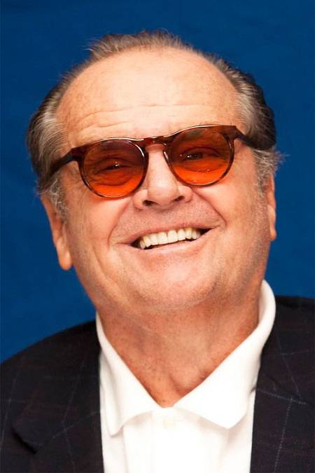 Jack Nicholson, o jedné z největších a nejlegendárnějších filmových hvězd naší doby, se toho moc neví. Novinářům poskytuje rozhovory jen zřídka a o svém soukromí ani dětství zásadně nemluví. Je to starý mládenec, který si umí užívat života a který ví, jak ze svého mocenského postavení (a tučného bankovního konta) vytěžit maximum. Přestože byl šest let ženatý s herečkou Sandrou Knight a sedm let byl partnerem Anjelicy Huston, jeho skutečným vesmírem vždy byly a jsou drobné románky a skandály s modelkami a herečkami.

Po řadě druhořadých rolí v nezávislých hororech a motorkářských filmech se na něj usmálo štěstí, když z obsazení filmu Bezstarostná jízda (1969) vypadl veterán Rip Torn. V malé, ale výrazné roli svobodomyslného dobrodruha zazářil natolik, že byl nominován na Oscara. Po tomto úspěchu následovalo několik velkých rolí ve filmech Mikea Nicholse (TĚLESNÉ VZTAHY, PŘÍBĚH) nebo Romana Polanského (ČÍNSKÁ ČTVRŤ), za mnohé z nich si nominaci na Oscara úspěšně zopakoval. Skutečný průlom a zisk Oscara přišel až s příchodem Formanova filmu PŘELET NAD KUKAČČÍM HNÍZDEM (1975), který z něj - coby film roku - udělal hereckou superstar. Druhou zlatou sošku získal o osm let později za vedlejší roli ve filmu James L. Brookse za snímek NEZÁVISLOST (1983) a následovalo moře dalších nominací za filmy PŘÍBĚH RODINY PRIZZIE (1985), JAK SE HRAJE NEZÁVISLÝ (1987) a další. Jeho komerčně nejúspěšnějším filmem byl Burtonův BATMAN (1989), který díky vyjednanému procentuálnímu podílu na zisku vydělal (a stále vydělává) více než 50 milionů dolarů. USD. Jack se posadil i na režisérskou židli a s menším úspěchem natočil filmy OBCHODUJ, VYPRÁVĚJ (1971), JDI NA JIH (1978) a DVA JACKY (1990), které se staly nečekanými propadáky.

Diváci však jeho občasné neúspěchy vždy přehlédli, protože je dokázal vynahradit jinými nezapomenutelnými hereckými kreacemi. Za mnohé jmenujme tvrdohlavého vojenského generála z filmu SPRÁVNÍ CHLAPI (1992), dvojroli amerického prezidenta a majitele kasina z filmu MARS ATTACK! (1996) nebo zlotřilého spisovatele Melvina z filmu AS GOOD AS IT GETS (1997). Jack si své role vybírá velmi pečlivě a dává přednost spolupráci s osvědčenými režiséry (James L. Brooks, Bob Rafelson, Mike Nichols). Koneckonců je to profesionál, který ví, jak důležité je pro něj udržet se ve výšinách hereckého Olympu.

Translated with DeepL.com (free version)