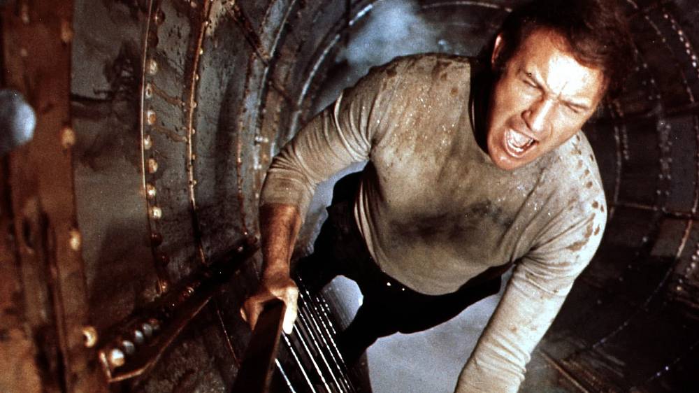 Dobrodružství Poseidonu (1972), jeden z nejnapínavějších katastrofických filmů všech dob vypráví o osudu posádky zaoceánského parníku, převráceného přílivovou vlnou. Děj plný napětí, obohacený osobními příběhy obětí, dává vzniknout přesvědčivému a dechberoucímu dramatu. Skvělé herecké obsazení spolu s neuvěřitelnými speciálními efekty činí z tohoto filmu skutečnou klasiku, která byla nominována na 9 Cen Akademie.