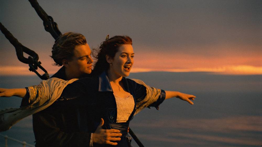Titanic (1997), v dubnu 1912 vyrazila luxusní zaoceánská loď Titanic z Anglie na svou první, a bohužel i poslední plavbu. Své pasažéry ale do cíle cesty nikdy nedovezla – narazila na ledovec a klesla pod hladinu. Tím začalo drama největší námořní katastrofy v dějinách lidstva. V ledových vodách Atlantiku skončilo mnoho životů a osudů. Mezi nimi byla i jedna láska, která vlastně ani pořádně nezačala. Americký velkofilm v režii Jamese Camerona, oceněný jedenácti Oscary®, katapultoval mezi nejzářivější hvězdy Hollywoodu oba představitele hlavních rolí – Kate Winsletovou a Leonarda DiCapria.