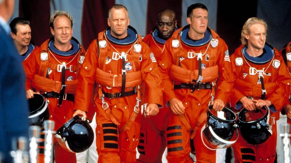 Armageddon, ve hvězdném obsazení vyniká nejen brilantní Bruce Willis, ale také držitel Oscara Ben Affleck, Billy Bob Thornton, Liv Tylerová, Steve Buscemi a Will Patton. Armagedon přináší meteorickou smršť akce a dobrodružství, které vám nepochybně vezmou dech. Když se výkonný ředitel NASA Dan Truman (Thornton) dozví, že Zemi zbývá 18 dní do srážky s asteroidem velikým jako Texas, má jedinou možnost - ihned sestavit a vyslat do vesmíru tým specialistů, kteří dokáží v extrémních podmínkách umístit hluboko do nitra asteroidu jadernou nálož. Velkolepá podívaná s řadou speciálních efektů, výjimečné postavy, vzrušující příběh, jemuž nechybí humor, ani cit, to vše z filmu Armagedon dělá divácký požitek.