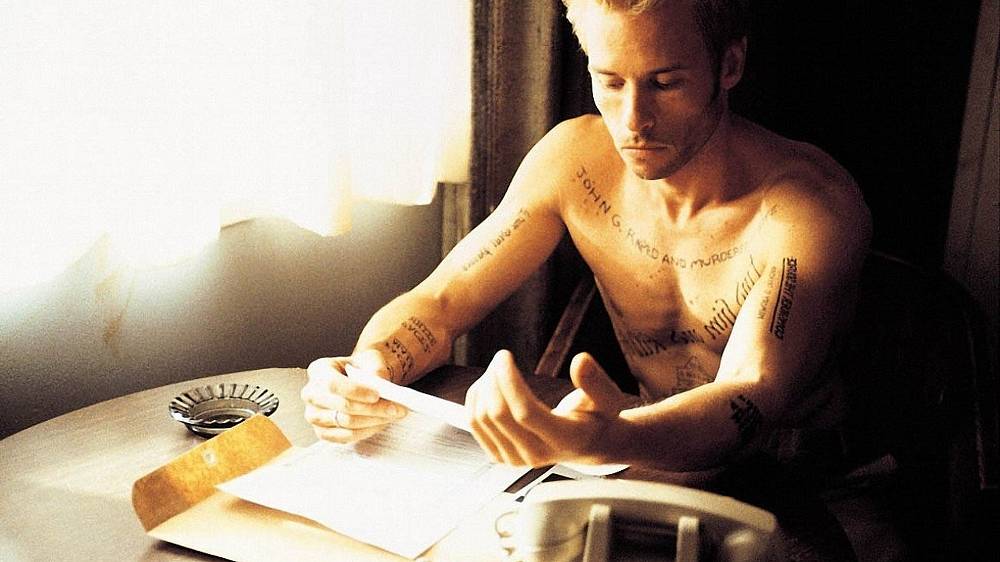 Memento (2000), začne to fotografií a vzkazem na ní: "Zab ho!" A od té chvíle se odvíjí tajemný a drsný příběh Leonarda. Jeho žena byla napadena, zavražděna a on si skoro nic nepamatuje. Jeho krátkodobá paměť je pryč. Leonard se ale musí pomstít. Okamžitě jde po vrahovi. Aby nějak kompenzoval výpadky paměti, všechno si fotí, cvaká spouští na svém Polaroidu jako blázen a podstatná fakta si nechává tetovat na tělo. Story je vyprávěna zvláštním způsobem. Každá důležitá filmová scéna končí tam, kde předchozí začala, a tak musíme být pozorní, abychom ten zvláštní propletenec dějů a potkávajících se postav dobře vnímali. K hlavnímu hrdinovi se přidávají další - ukecaný Teddy a barmanka Natalie. Všichni jsou s vraždou nějak propojeni. Ale pořád se nám do mysli vnucuje klíčová otázka: Je skutečně vrahem John G, jehož jméno má Leonard vytetováno na prsou?