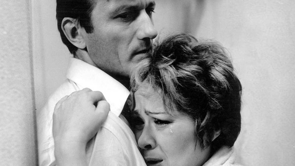 Ucho (1970), mistrovské psychologické drama, otevřeně obžalovávající totalitní režimní praktiky, bylo natáčeno ve svobodnější atmosféře na sklonku šedesátých let, k divákům se však snímek dostal až po roce 1990.
Náměstek ministra a jeho žena (Radoslav Brzobohatý a Jiřina Bohdalová) si už přivykli neustálému špehování a odposlouchávání státní bezpečností. Dokonce i doma mají slídivé „ucho" zaznamenávající jejich rozhovory. Jednou ale po pozdním návratu z vládní recepce ve své vile propadnou panice - vydedukují si totiž, že Ludvíkovi hrozí zatčení kvůli kritické zprávě, na níž se podílel. Během úzkostné, bezesné noci manželé proberou svůj vztah plný kompromisů, klamu a nelásky. S ránem přichází únava, vystřízlivění a děsivá realita: nic nekončí, ale pokračuje... 