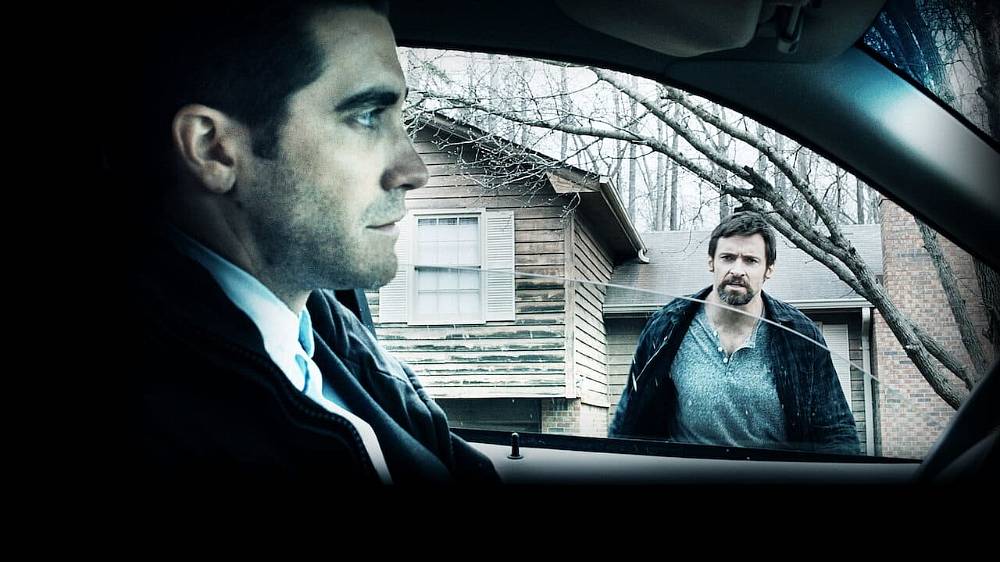 Zmizení (2013), silné téma, vynikající scénář plný zvratů a životní herecké výkony poskládaly dohromady thriller o pátrání po dvou zmizelých děvčatech, který je napínavý až k nesnesení. Keller Dover (Hugh Jackman) čelí asi nejhorší noční můře každého rodiče, jeho šestiletá dcera Anna a její kamarádka Joy jednoho večera na Díkuvzdání zmizí. Jejich hledání nebere konce, hodiny se vlečnou a dívky jsou stále pohřešovány. Do objektu zájmu se při pátrání dostane zchátralý karavan, který parkoval před jejich domem a u kterého si dívky naposledy hrály. K případu je povolán detektiv Loki (Jake Gyllenhaal), který zatýká řidiče karavanu, retardovaného Alexe Jonese (Paul Dano), ale pro nedostatek důkazů je Jones po nějaké době propuštěn. Oficiální pátrání sice stále pokračuje, ale Dover se cítí bezradný, jeho strach se mísí se vztekem a zlobou. Bere spravedlnost do svých rukou a bez ohledu na následky se rozhodne vyslechnout jediné pojítko k případu sám, po svém a bez rukaviček.
