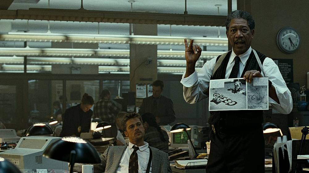 Sedm (1995), dva policisté (Brad Pitt a Morgan Freeman) jsou na stopě geniálního vraha, zodpovědného za sérii děsivých vražd, jejichž oběti spojuje sedm smrtelných hříchů. V jedné z rolí tohoto kvalitního trhilleru, zasazeného do temného města nasáklého bolestí a zkázou, uvidíte také Gwyneth Paltrow. David Fincher (Klub rváčů, Zodiac, Podivuhodný případ Benjamina Buttona) s dokonalou znalostí našich nejhlubších obav pevně svírá otěže akce – fyzické, psychické i spirituální – neodvratně směřující k rozuzlení, které do hloubi otřese i tou nejzatvrzelejší duší.