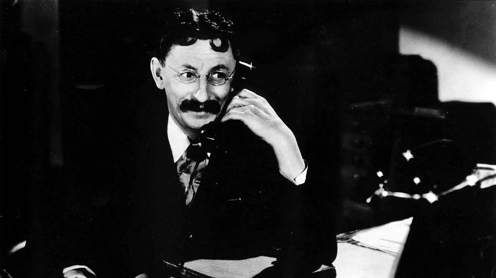Ducháček to zařídí. Pan Ducháček je sice poněkud svérázný patron, nicméně jako koncipient advokátní kanceláře doktora Faulknera je naprosto nenahraditelný. Zejména v okamžiku, kdy se Faulkner zamiluje do sympatické Julie, dcery Alžběty z Rispaldiců. Nikdo kromě něj totiž netuší, že rozhazovačná rodina, jejíž finanční záležitosti kancelář spravuje, už nemá žádné peníze a že ji doktor z lásky k Julii financuje ze svého. Situace se vyhrotí, když advokát požádá dívku o ruku. Ona, i když ho také miluje a ke své lásce se mu přizná, odmítne, aby vyhověla své povýšené matce, pro kterou mladík není tou správnou partií. Přestože se vinou své finanční podpory Rispaldicům Faulkner sám ocitne na mizině, donutí Ducháčka, aby sehnal pětadvacet tisíc na proplacení směnky, kterou podvodně podepsal Juliin bratr. Koncipient sice peníze opatří, vzápětí však vyrazí na zámek, kde rodinu bez servítků seznámí se skutečným stavem jejich financí a počne organizovat dražbu rodinného majetku, kterým by pokryl dluhy.