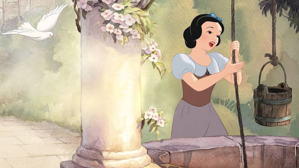 Sněhurka a sedm trpaslíků je prvním celovečerním animovaným příběhem, který byl kdy natočen. Sněhurka, za kterou získalo studio Walt Disney i svého prvního Oscara, započala tradici legendární Disneyovské rodinné zábavy, která se vyznačuje osobitým kouzlem, dobrou stavbou příběhu a bezvýhradně špičkovou animací. Příběh, ve kterém se mísí pohádkové kouzlo, dechberoucí napětí a neobyčejná odvaha, začíná jak jinak u kouzelného zrcadla. Kdo je na světě nejkrásnější? Zlá královna se dozvídá, že její půvab daleko převyšuje nevlastní dcera, Sněhurka. Proto se jí chce zbavit. Na útěku před nenávistí narazí Sněhurka na chaloupku, ve které žije sedm roztomilých trpaslíků Šmudla, Prófa, Štístko, Kejchal, Stydlín, Dřímal a nabručený Rejpal. Vzájemné setkání změní osudy každého z nich.