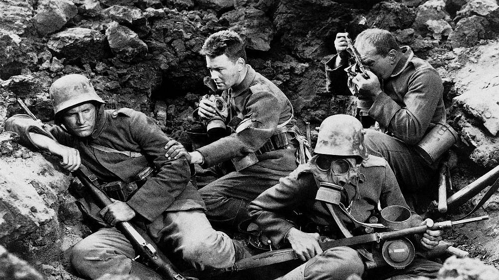 Na Západní frontě klid. Zatímco většina filmů zastarává velmi rychle, neuhlazené a hluboce procítěné adaptaci protiválečné knihy Ericha Maria Remarque od režiséra Lewise Milestona léta neubrala nic z její působivosti. Ještě mnoho let po své premiéře se film nesměl promítat v zemích, které mobilizovaly do války. Film vypráví příběh skupiny mladých německých branců v době první světové války na jejich cestě od mladistvého idealismu k trpkému životnímu rozčarování. Slovy hlavního hrdiny, Paula Baumera (Lew Ayres): Žijeme v zákopech, bojujeme a snažíme se nenechat se zabít. To je celé. Příběh je antologií dnes již klasických scén: Ayers uvězněný v dělostřeleckém kráteru s Francouzem, kterého sám smrtelně zranil; první setkání branců s veterány; krutý masakr pěchoty kulometnou palbou; půlnoční plavání s dívkami z francouzské vesnice; Ayersův pacifistický proslov k ohromeným spolužákům a finální záběr vojákovi ruky, která se ve fatálním pohybu snaží dosáhnout na nedalekého motýla. 