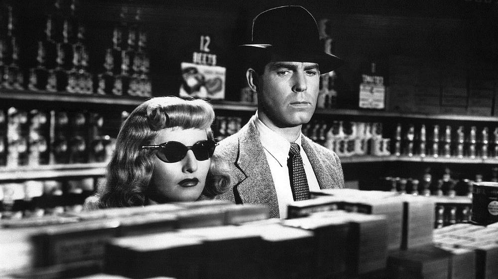 Pojistka smrti. Vypočítavá Phyllis Dietrichsonová (Barbara Stanwyck) a její milenec - úlisný pojišťovací agent (Fred McMurray) donutí pana Dietrichsona uzavřít životní pojistku na dvojnásobné odškodnění. Phyllisin manžel netuší, že podpisem pojistné smlouvy na svůj život zpečetil svůj další osud. Oba spiklenci naplánují dokonalý zločin a po Dietrichsonově smrti se chystají vyinkasovat pojistku. Vražda je zdánlivě perfektní, jenže nekompromisní vyšetřovatel pojišťovny (Edward G. Robinson) cítí zradu. Napjatá atmosféra ještě zhoustne, když dosavadní milenci a komplici zjistí, že si navzájem nemohou důvěřovat.Temný thriller podle skutečné události patří k mistrovským dílům režiséra Billyho Wildera. Film získal šest nominací na Cenu Akademie včetně kategorie Nejlepší film a Nejlepší herečka pro Barbaru Stanwyck.