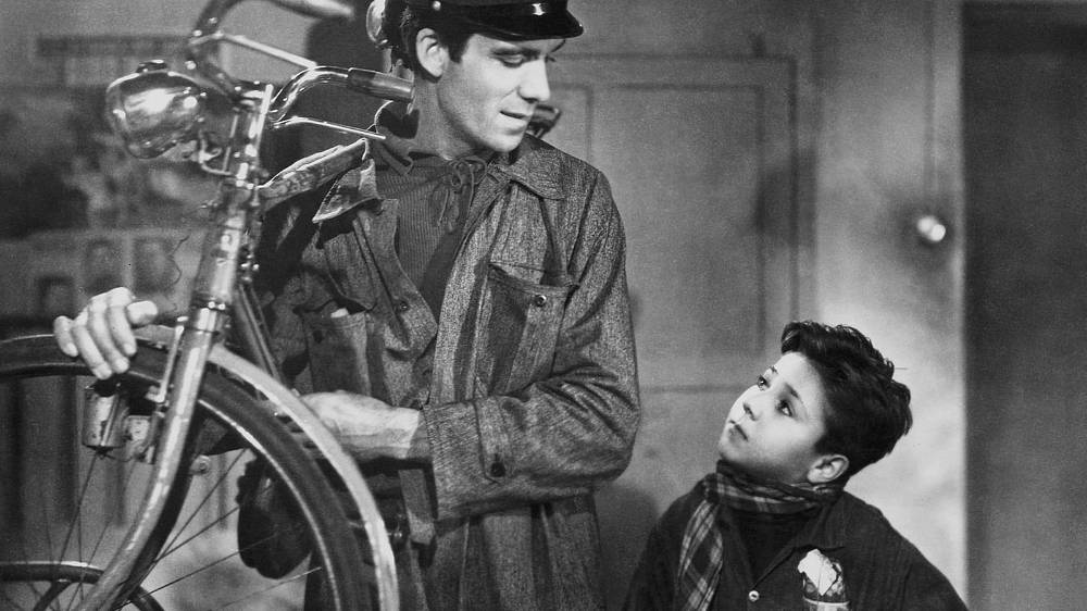 Zloději kol. Italský film, který na pozadí příběhu nezaměstnaného dělníka podává realistický obraz sociálních poměrů dnešní Itálie. Hlavnímu hrdinovi filmu hrozí, že hned po nastoupení práce v novém zaměstnání, které těžce získal, se znovu ocitne na dlažbě, poněvadž mu kdosi ukradl jízdní kolo, které je pro lepiče plakátů podmínkou zaměstnání. Všechno další úsilí hrdiny filmu směřuje k tomu, aby nalezl zloděje a získal zpět své kolo. Když se však přesvědčí o marnosti tohoto počínání, rozhodne se v zoufalství stát se sám zlodějem. Je však na místě dopaden, a vděčí jen soucitu toho, kterého chtěl okrást, že není odevzdán policii. Ruku v ruce se svým osmiletým synkem, který ho všude dporovází, kráčí pak uprostřed davu lhostejných lidí vstříc další nejistotě v nezaměstnanosti. Bezútěšné dějové vyústění tohoto příběhu, líčeného v sytých realistických barvách, je v plném souladu s bezútěšným postavením statisíců těch, kteří v dnešní Italii živoří v bídě a nezaměstnanosti.

Film polemicky zdůrazňuje sociální rozdíly poválečné italské společnosti, poukazuje bez nejmenší stopy proklamativnosti na drobných, ale nanejvýš věrohodných útržcích každodenní reality na stav, kdy je člověk člověku vlkem, na situace, ve kterých vládne dravý zákon džungle, jenž odpírá méně schopným lidem právo na práci a důstojnou existenci. Autenticitu sociálně laděného snímku podporuje výběr představitelů hlavních postav, které našel režisér doslova na ulici mezi nezaměstnanými.
