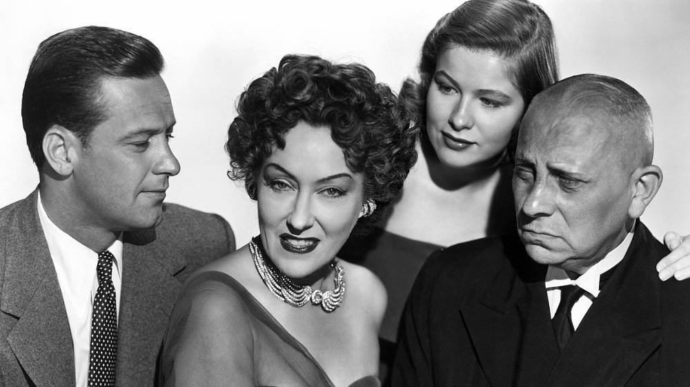 Sunset Boulevard. Jeden z nejlepších filmů legendárního režiséra Billyho Wildera líčí nezvladatelnou touhu bývalé hvězdy němého filmu Normy Desmondové po comebacku, která si za tímto účelem najme neúspěšného scénáristu Gillise. Jízlivě přesný portrét specifického filmařského zákulisí získal z 11 nominací tři Oscary.