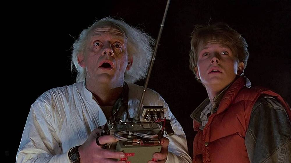Návrat do budoucnosti. V kultovním sci-fi filmu Návrat do budoucnosti se hlavní hrdina Marty ocitne díky vynálezu svého kamaráda, šíleného doktora Emmetta Browna v minulosti. Stroj času je zabudovaný v legendárním autě Delorean, který ho přenese do roku 1955, kdy se jeho rodiče teprve coby středoškoláci seznamovali. Martymu se náhodou povede narušit časové kontinuum a pak musí svou chybu napravit, aby se vůbec v budoucnosti narodil.