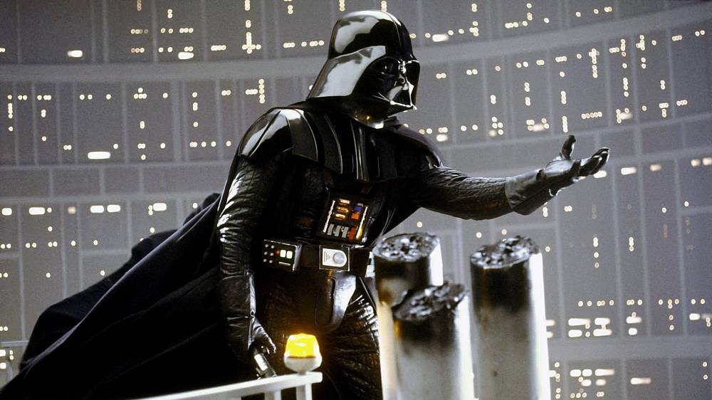 Star Wars: Epizoda V - Impérium vrací úder. Luke Skywalker se s povstalci proti Impériu schovává na ledové planetě Hoth. Při jedné z obhlídek je Luke přepaden místní sněhovou příšerou. Ta zabije zvíře, na kterém Luke přijel, a následně omráčeného Luka odtáhne do své ledové jeskyně. Kapitán Han Solo se vypraví Luka do mrazu najít. Mezitím se Luke v jeskyni probudí, osvobodí se a po střetu s příšerou uteče do ledové pustiny. Zde ho podchlazeného najde Solo, který ho zachrání. Druhý den ráno jsou oba vyzvednuti leteckou hlídkou, kterou za nimi povstalci vyslali. Je na čase. Na planetě se objeví stroje a vojáci Impéria, kteří povstalce na základě pocitů Darth Vadera našli. Následující střet neprobíhá pro povstalce nikterak dobře, a vedení povstalců nařizuje evakuaci. Velitelka povstalců, princezna Leia, Han Solo, Chewbacca a robot C-3PO odlétají na X-Wingu. Luke použije stíhačku Millenium Falcon. Luke však neletí s ostatními, ale zamíří na planetu Dagobah. Ve chvíli, kdy totiž umíral v mrazu, se mu zjevil duch Obi-Wana a poslal ho právě tam. Luke zde má najít mistra Yodu. Leia s ostatními zatím uniká před pronásledovateli ve stíhačkách. Solo, který jejich stroj pilotuje, se pokusí před pronásledovateli ukrýt v jeskyni na jednom z ohromných asteroidů, kvůli vesmírným parazitům však musí bezpečný úkryt opustit a doletět na planetu Bespin, kde se hodlá s přáteli ukrýt u svého známého Landa Calrissiana. Ten zde vede malé nelegální doly. Zatím Luke objeví malého zeleného mužíčka, který se mu zprvu zdá poněkud zmatený. Brzy však pochopí, že právě tento mužíček je mistr Yoda. Yoda začne Luka cvičit na rytíře Jediho. Luke však svůj výcvik nedokončí. Při výcviku má totiž vize, při kterých se dozví, že jeho přátelé jsou v nebezpečí...