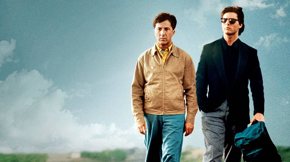 Rain Man. Charley je podvodníček a profesionální hráč. Právě zjistí, že jeho otec, který ho jako teenagera vyhodil z domu, zemřel. V souvislosti s dědictvím se Charles dozvídá, že má bratra Raymonda, který je jako autista umístěn v ústavu. Raymond má ale geniální matematické schopnosti, dokáže z hlavy řešit a zapamatovat si i ty nejsložitější matematické příklady i kombinace. Jejich otec zanechal svůj majetek Raymondovi, který ovšem nemá ponětí o penězích a neví, jak s nimi nakládat. Charles se rozhodne svého bratra vyhledat, aby majetek získal. Přitom si uvědomí, jaké možnosti skýtají Raymondovy schopnosti v jeho „oboru“ a rozhodne se vzít bratra s sebou na „dlouhý výlet“. Zatím však nemá potuchy o tom, jak s autistickým člověkem zacházet… Kvůli roli autistického Raymonda strávil Dustin Hoffman (Malý velký muž, Tootsie, Motýlek, Kdo je Harry Kellerman, Kramerová versus Kramer) téměř rok v léčebnách, kde studoval chování autistických pacientů. Jeho bratra Charlese si zahrál Tom Cruise (Top Gun, Interview s upírem, Narozen 4. července, Firma).
