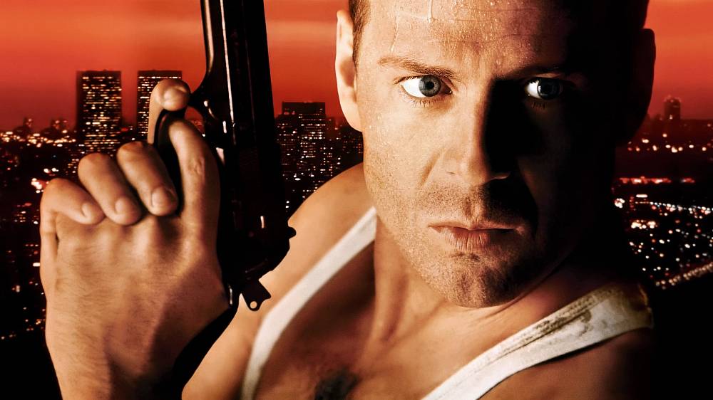 Smrtonosná past. Policista John McClane přilétá na Vánoce do Los Angeles za svou manželkou Holly a dětmi. Holly pracuje pro japonskou společnost Nakatomi, v jejímž mrakodrapu se právě koná vánoční večírek. Holly odešla z New Yorku za prací, zatímco John tam zůstal. Nyní zjišťuje, že Holly používá v práci své jméno za svobodna. Jde se do koupelny upravit a mezitím do budovy přijíždějí ozbrojení muži. Zabijí strážce, uzamknou výtahy, všechny vchody a odpojí telefony. Potom proniknou na večírek a John z koupelny zaslechne střelbu. Podaří se mu nepozorovaně utéct do vyššího patra, kam později útočníci odvedou ředitele společnosti Nakatomi. Chtějí po něm přístupové heslo k počítači, který mimo jiné řídí trezor, ze kterého chtějí ukrást dluhopisy v hodnotě stovek milionů... Ředitel se jim snaží vysvětlit, že trezor má sedm zámků a on zná kód pouze k jednomu – a i ten jim odmítne dát. Hans, vůdce útočníků, ho zastřelí. John spustí požární alarm, aby přivolal pomoc, ale útočníci zavolají hasičům, že poplach je falešný. Díky tomu ale zjistili, že je někdo v horním patře, a pošlou tam muže se zbraní... John teroristu zabije, sebere mu zbraň a vysílačku a jeho tělo pošle dolů výtahem. Bratr zavražděného, Karl, chce Johna ihned najít a pomstít se. John použije ukradenou vysílačku a snaží se přivolat pomoc, ale jeho volání slyší i teroristé a dojde jim, že John bude někde na střeše. Volání zachytí i policie, ale nevěří Johnovi, že se něco děje. Když pak ale ve vysílačce zaslechnou střelbu, pošlou tam na kontrolu hlídku. Seržant Powell dojede do Nakatomi, promluví si se strážným, což je ale nastrčený terorista, a v klidu odjíždí s tím, že nic podezřelého nenašel. Když ho John vidí odjíždět, vyhodí z okna mrtvolu dalšího teroristy, kterého při přestřelce zabil, a začne z okna střílet...