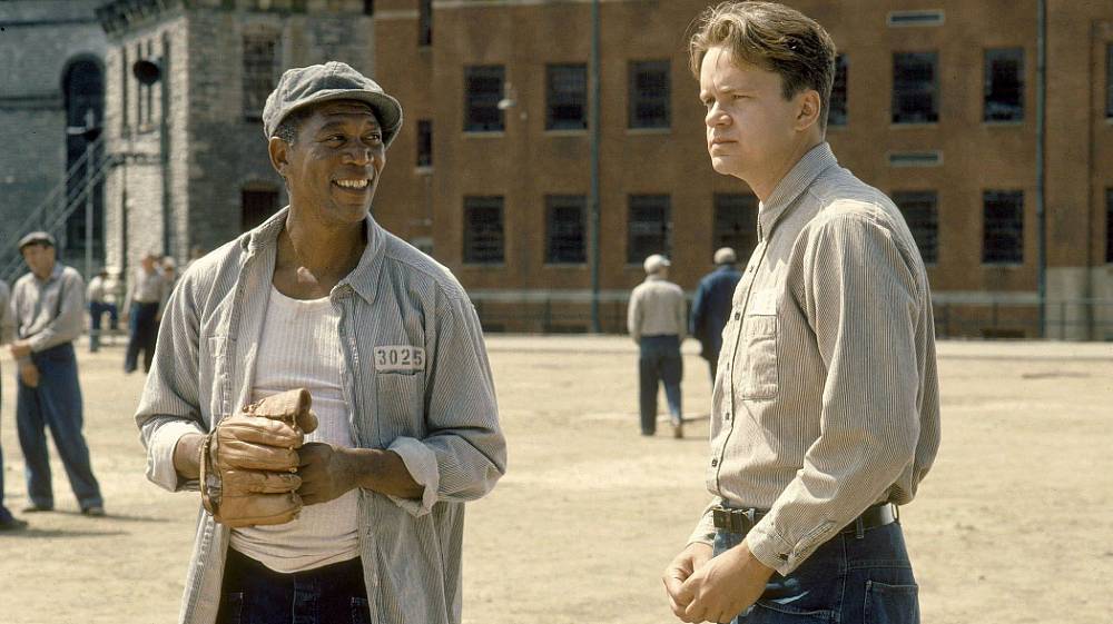 Vykoupení z věznice Shawshank. Mladý bankéř Andy Dufresne (Tim Robbins) je v roce 1947 odsouzen za vraždu své ženy a jejího milence. Přesto, že tento čin popírá, čeká na něj dvojnásobný doživotní trest v obávané věznici Shawshank. Andy se snaží přizpůsobit vězeňskému životu a po krušných začátcích se sblíží s Redem (Morgan Freeman), jenž si tu odpykává svůj doživotní trest už dvacet let. Sílu, jak přežít zdejší peklo, Andy nachází v tajném snu a skryté naději na svobodu...