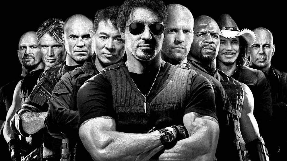 Expendables: Postradatelní (2010). Příběh nás zavede mezi vysoce kvalifikované a nebezpečné žoldáky. Tým pod vedením Barneyho Rosse se skládá z Lee Christmase, specialisty na nože, Yin Yang, specialisty na bojová umění, Gunnara Jensena, Hale Caesara a experta na zbraně Toll Roada. Tým je najat tajemným panem Churchem, aby svrhl nebezpečného diktátora Garzu, jehož dceru zabili Garzovi vojáci, když se zemi pokoušela sjednotit. Tým je vyslán na ostrov u Brazílie, který Garza již přes dvacet let utlačuje. Ani za pomoci obchodníka se zbraněmi Toola nebude jejich cíl jednoduchý. V patách jim je zkorumpovaný agent CIA Monroe se svým psychopatickým bodyguardem, bývalý člen týmu a armáda generála Garzy.