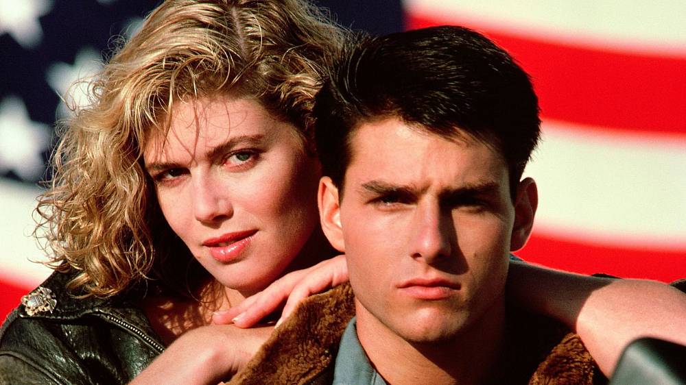 Top Gun (1986). Poručík Mitchelle, zvaný Maverick, je divoký, impulzívní stíhací pilot. Při letu skvěle vyřešil setkání s nepřátelským Migem, ale hned vzápětí popudil své nadřízené nezodpovědným nízkým přeletem. Riskuje, aby překonal sám sebe a trauma z osudu svého otce, vynikajícího letce, který zemřel za nejasných okolností. Přesto je vybrán do elitní akademie pro stíhací piloty, které se říká Top Gun, spolu se svým parťákem Goosem. Maverick se zamiluje do krásné expertky na nepřátelské letouny Charlie Blackwoodové. Když však jeho kamarád Goose přijde při jednom zkušebním letu o život, začíná se Maverick měnit. Rozhodl se opustit Top Gun i Charlie, pryč je jeho nadání nekonvenčně a geniálně řešit kritické letové situace. Je nasazen do bojové operace, aby se znovu setkal s nepřátelskými Migy. V rozhodujících chvílích právě on zachrání několik svých kolegů a svede vítězný souboj.