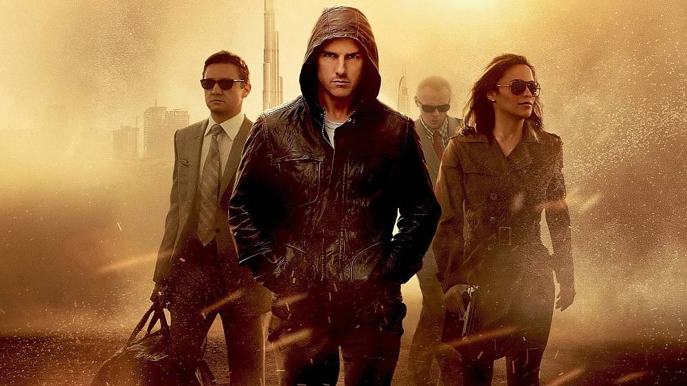 Mission: Impossible - Ghost Protocol (2011). Špionážní agentura IMF má obrovský problém. Právě když její eso, Ethan Hunt, provádělo tajnou operaci v Moskvě, spáchal kdosi úspěšný bombový útok na Kreml. Ruští představitelé jsou rozezlení na nejvyšší míru a mluví dokonce o válečném aktu. A protože se všechny nitky sbíhají právě u IMF, americký prezident dá pro jistotu od agentury oficiálně ruce pryč vyhlášením „Ghost Protocolu“, čímž ji odřízne od zdrojů, zázemí, podpory a z jejích členů udělá lidi na odstřel. To rozhodně není přehánění, krátce po tomto byrokratickém úderu umírá násilnou smrtí její oficiální šéf. Ethan Hunt se proto pokusí o nemožné. Společně s trojicí věrných a odhodlaných kolegů se pokusí najít pachatele útoku a smýt tak ze sebe veškerou vinu. Jak bylo řečeno už v úvodu, tahle mise bude skutečně nesplnitelná.