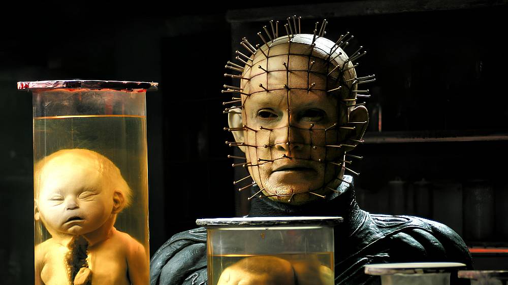 Hellraiser: Pekelný svět (2005). Milovníkům hororového žánru dobře známý hrdina Pinhead jde s dobou! Tentokrát se vrací, aby s využitím svých rafinovaných ďábelských technik vyděsil všechny počítačové nadšence, kteří otevřou virtuální Lament Configuration na webu s adresou hellworld.com...