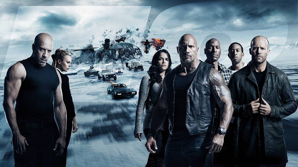 Rychle a zběsile 8 (2017). Dominic Toretto (Vin Diesel) zradil svou rodinu. V jedné z nejúspěšnějších filmových sérií všech dob je sice možné cokoliv, ale tohle je víc než automobilové seskoky padákem, průlety aut mezi mrakodrapy, nebo tažení obřího trezoru ulicemi Ria. Rychle a zběsile 8 rozhodně nepojede na neutrál. Na stranu zla přetáhla Doma legendární kyber-teroristka přezdívaná Cipher (Charlize Theron), která je stejně krásná jako nebezpečná. Není tedy divu, že Toretto naprosto ztratil hlavu a vykašlal se nejen na Letty (Michelle Rodriguez), ale i na všechny staré kámoše. Že s ním má Cipher jiné plány, než jsou romantické večeře při svíčkách, je nabíledni. Kombinace její inteligence a jeho svalů a řidičských schopností z nich mohou udělat neporazitelný tandem. Aby svět zůstal v rovnováze, převezme otěže v osiřelé rodině Hobbs (Dwayne Johnson), který do ní proti své vůli přibere nového člena – Deckarda Shawa (Jason Statham)