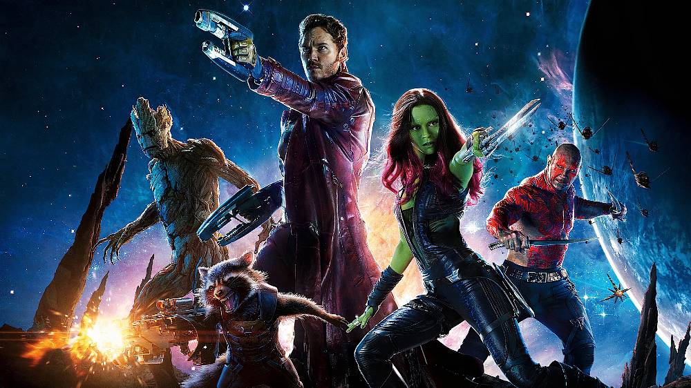 Strážci Galaxie (2014). V tomto akcí nabitém, výpravném vesmírném dobrodružství se odvážný dobrodruh Peter Quill stává středem zájmu nájemných zabijáků poté, co Ronanovi, mocnému padouchovi s plány ohrožující celý vesmír, ukradne tajemnou kouli. Aby neúnavnému Ronanovi unikl, je Quill nucen spojit své síly se čtveřicí pozoruhodných hrdinů – Rocketem, po zuby ozbrojeným mývalem, Grootem, humanoidem, který připomíná strom, vražednou a tajemnou Gamorou a pomstychtivým Draxem Ničitelem. Když ale Quill objeví skutečnou moc koule a hrozbu, která se v ní ukrývá a ohrožuje celý vesmír, musí udělat vše pro to, aby nesourodá skupina táhla za jeden provaz a v posledním zoufalém souboji se pokusila zachránit osud celé galaxie.