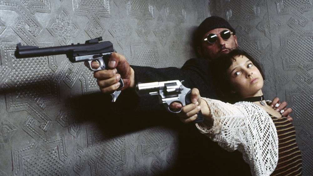 Leon.
Záhadný Leon (Jean Reno) je elitním newyorským nájemným zabijákem. Když jsou vyvražděni jeho sousedé, Léon se stává neochotným ochráncem jediného, kdo masakr přežil - dvanáctileté Mathildy (Natalie Portman). Ta ovšem nechce ochranu, ona prahne po pomstě. Od elektrizujícího nástupu až po fatální zakončení je LEON nabitý nekonečnou kaskádou akce a napětí.