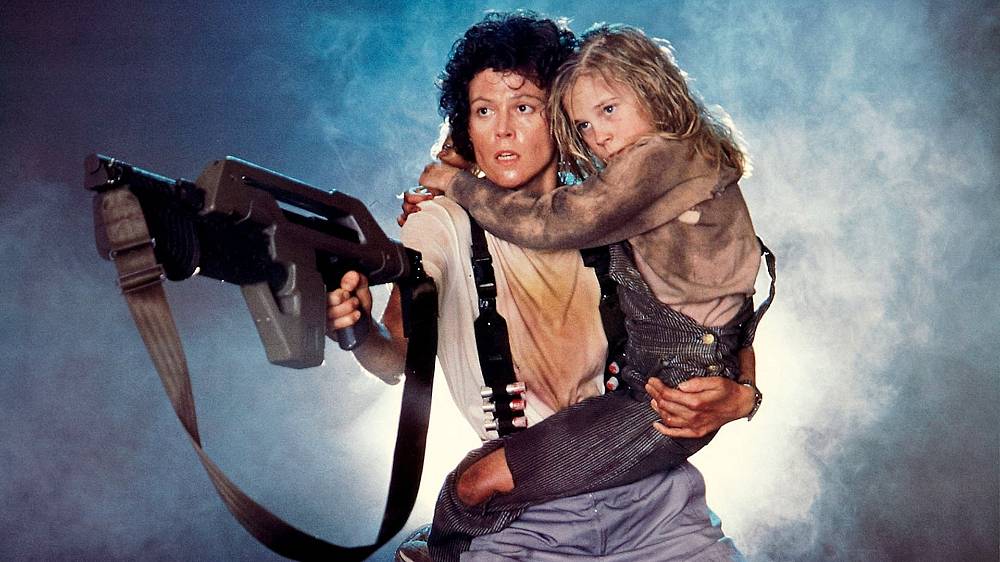 Vetřelci (1986).
57 let po tvrdé zkoušce s mimozemským tvorem je Ellen Ripleyová v hyperspánku zachráněna dálkovým záchranným týmem. Dojde dokonce k vyšetřování, při kterém ji chtějí obvinit ze zničení tvora, o kterého vysoce postavení vojenští pohlaváři stáli. Nakonec je osvobozena, je jí ale nabídnuta účast na jiné výpravě: na planetě, odkud vetřelec pocházel, mezitím vznikla kolonie s lidskými obyvateli. Ti se nyní odmlčeli a chystá se mise složená z vojáků námořní pěchoty, kteří mají na planetu sestoupit a vyšetřit, co se tam stalo. Ripleyová se svými znalostmi nebezpečného tvora by se v ní uplatnila. Ta se rozhodne takto skončit s nočními můrami a nepříjemnými vzpomínkami na monstrum – vetřelce a s nabídkou souhlasí. Znovu se tedy ocitá na nehostinné planetě, kde nacházejí kolonii opuštěnou. Jediný, koho najdou, je malá vystrašená holčička. Brzy zjistí, že všichni obyvatelé se stali oběťmi vetřelce – ne však jednoho. Vetřelci se poněkud rozmnožili a planeta je jimi zcela obsazena…
